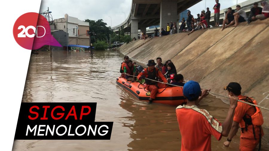 Aksi Basarnas Evakuasi Warga yang Terjebak Banjir di Cipinang Melayu