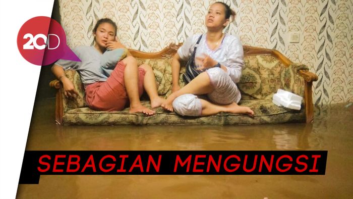 Banjir di Cipinang Pulomaja, Warga Ramai-ramai Nangkring di Kursi