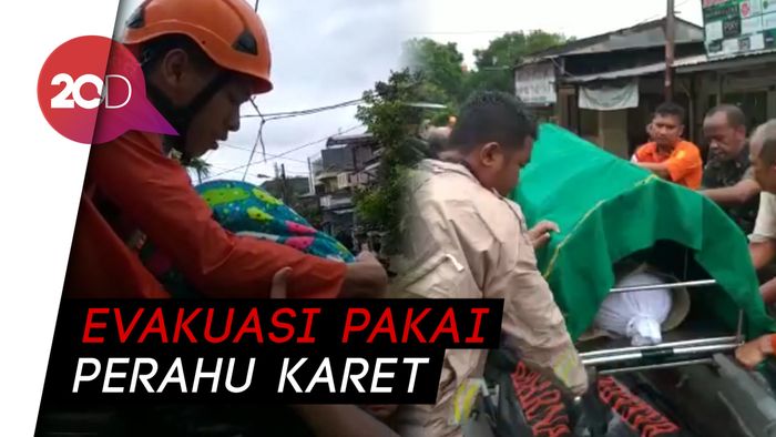 Evakuasi Balita dan Jenazah di Tengah Kepungan Banjir