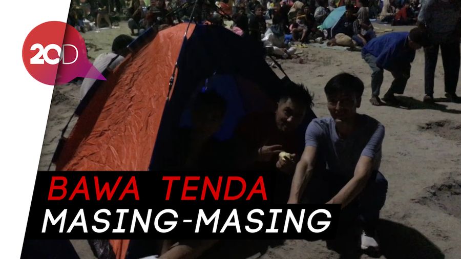 Warga Asyik Berkemah Nikmati Tahun Baru di Pinggir Pantai Ancol