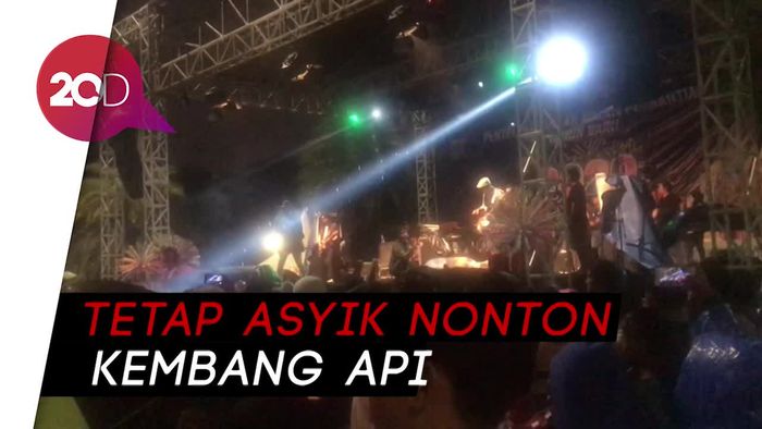 Hujan Warnai Malam Tahun Baru di Monas