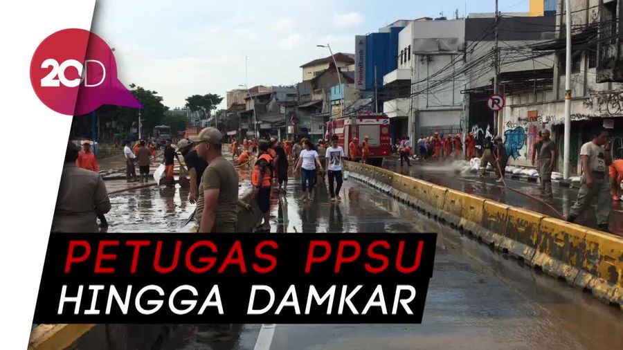600 Petugas Gabungan Bersihkan Jalan Jatinegara Barat