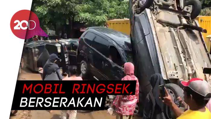 Saksi Banjir Bekasi: Mobil-mobil Beterbangan Terbawa Air