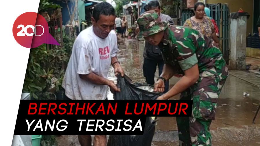 Banjir di Cipinang Melayu Mulai Surut, Warga Bersih-Bersih
