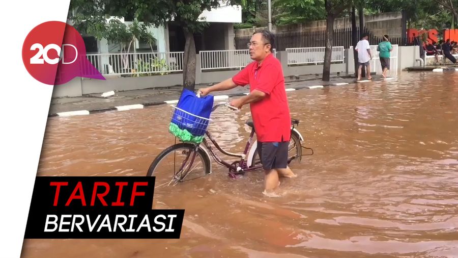 Daan Mogot Jakarta Banjir, Warga Buka Jasa Ojek Gerobak