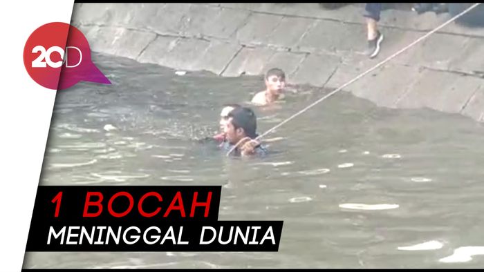 Detik-detik Evakuasi Dua Bocah yang Tenggelam di Kanal Makassar