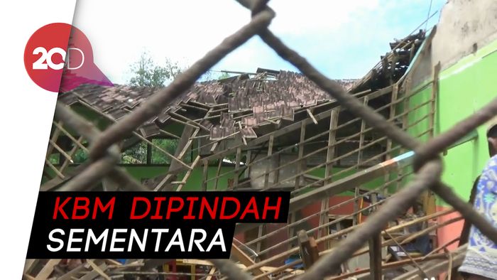 Diguyur Hujan Deras, Atap Sekolah TK di Probolinggo Ambruk!