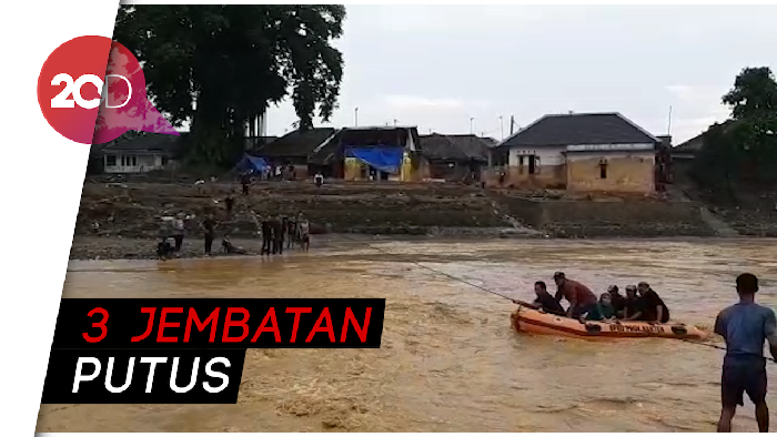 Dramatis! Evakuasi Warga Kampung Somang di Derasnya Arus Sungai