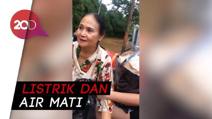 Ibunda Yuni Shara Dievakuasi dengan Perahu Karet