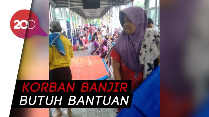 Imbas Banjir, Warga Sampai Mengungsi ke Halte Transjakarta