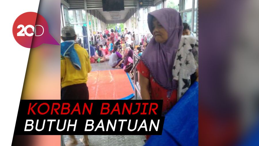 Imbas Banjir, Warga Sampai Mengungsi ke Halte Transjakarta