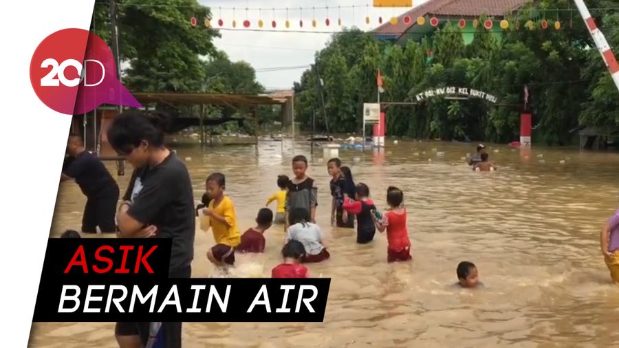Keceriaan Anak-anak Bukit Duri Bermain di Tengah Banjir
