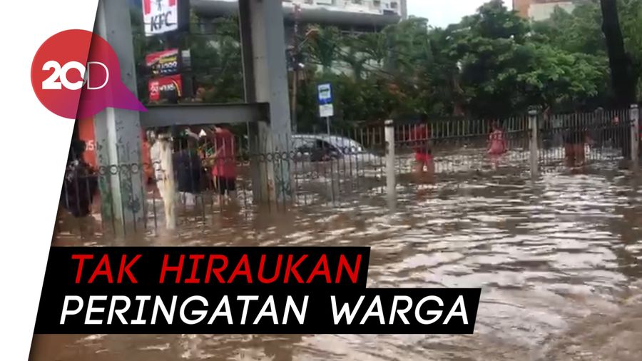 Nekat Melintas, Mobil Ini Terperangkap Banjir
