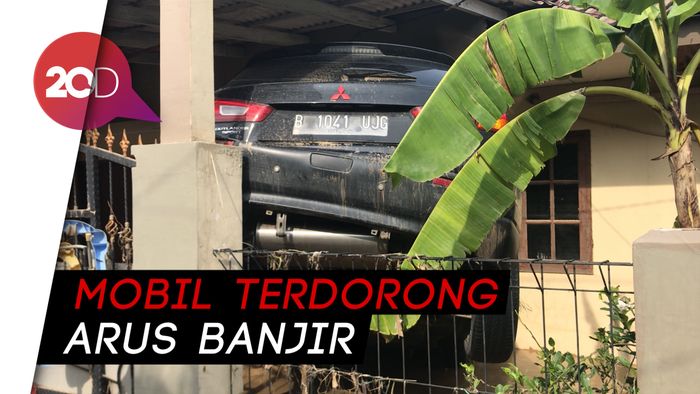 Ngeri! Mobil Nangkring di Garasi Rumah Gegara Banjir
