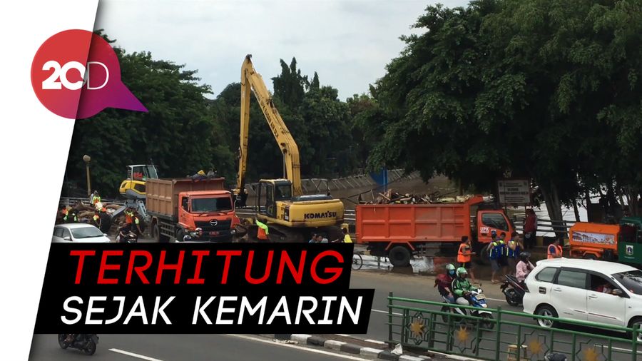 Sampah Kali Ciliwung Sudah Capai 57 Truk