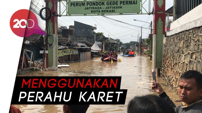 Video Evakuasi Warga yang Terjebak Banjir di Pondok Gede Permai Bekasi