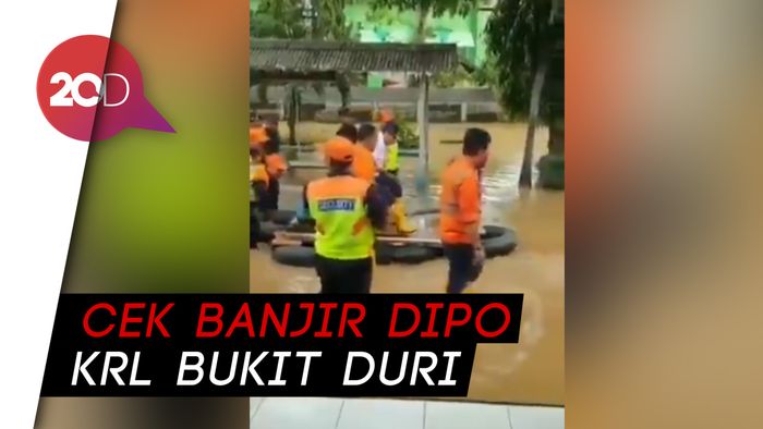 Gaya Bos KAI Naik Getek Berkursi saat Tinjau Banjir Viral!