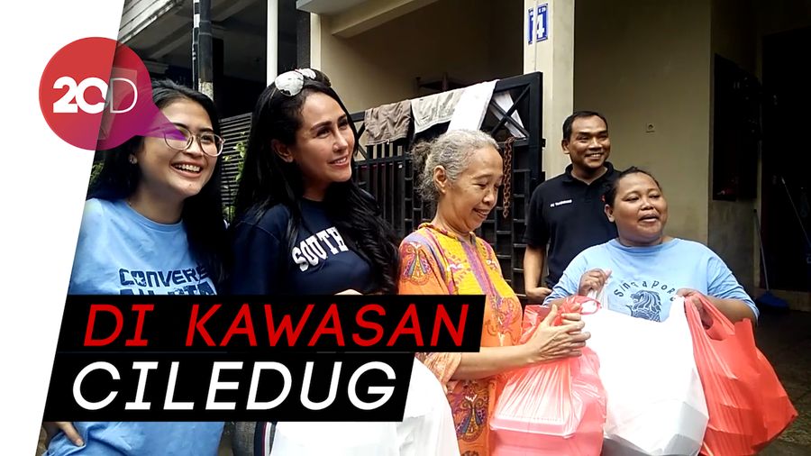 Ovi Sovianty dan Ratu Meta Bagikan Makanan ke Korban Banjir