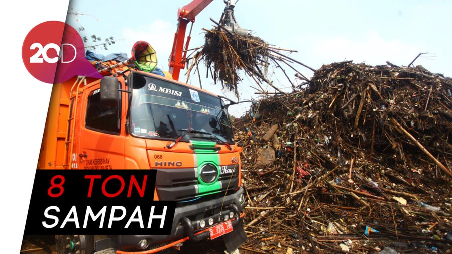 Pasca Banjir, Sampah Menggunung di Pintu Air Manggarai