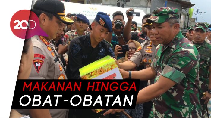 Tinjau Pengungsi di Kampung Pulo, TNI-Polri Salurkan Bantuan