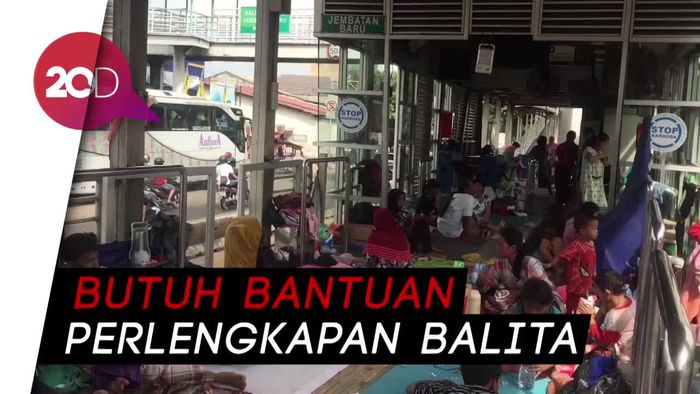 Warga Rawa Buaya Masih Mengungsi di Halte Jembatan Baru