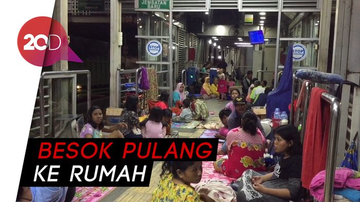 Banjir Surut, Halte TransJ Jembatan Baru Masih Ramai Pengungsi
