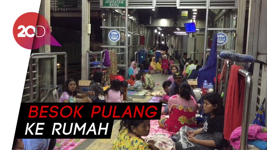 Banjir Surut, Halte TransJ Jembatan Baru Masih Ramai Pengungsi