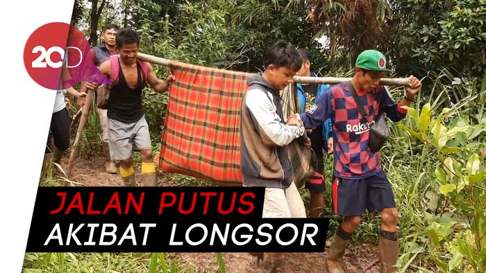 Keguguran, Euis Ditandu Puluhan Kilometer Keluar Lokasi Longsor