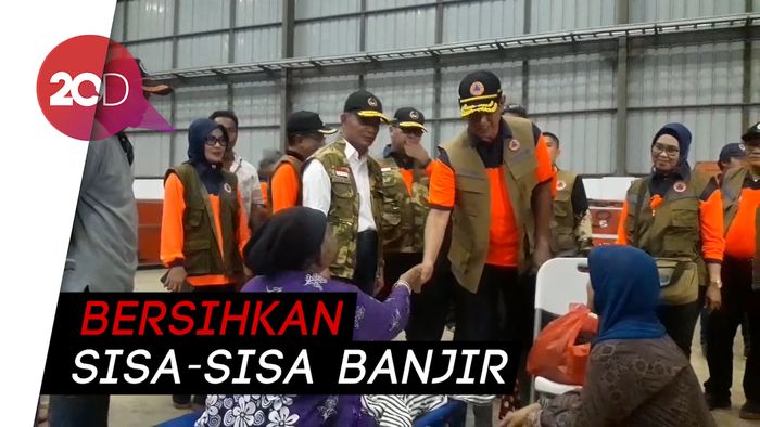 Menko PMK-Kepala BNPB Beri Rp 1 M ke Korban Banjir Bekasi