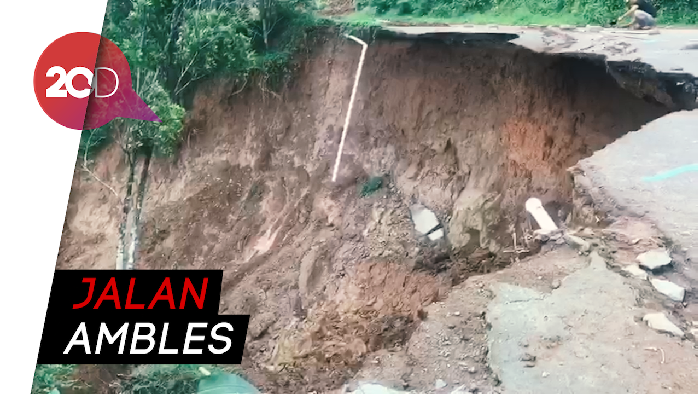 Penampakan Aspal Terbelah Imbas Longsor Sukajaya Bogor