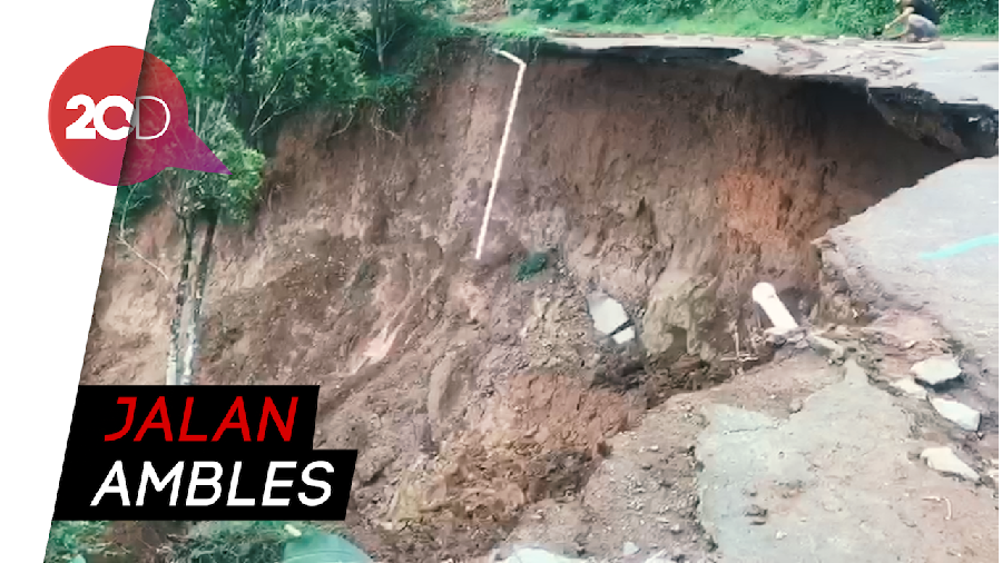 Penampakan Aspal Terbelah Imbas Longsor Sukajaya Bogor