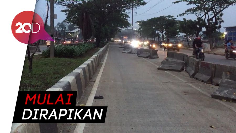 Saksi Bisu Sisa Banjir Jakarta, Separator TransJ Roboh