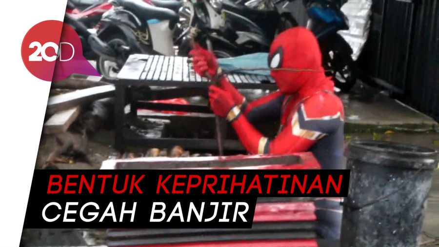 Spiderman Turun Tangan Bersihkan Sampah di Selokan