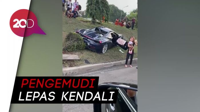 Ferrari Seruduk Mobilio di Tol JORR Saat Konvoi