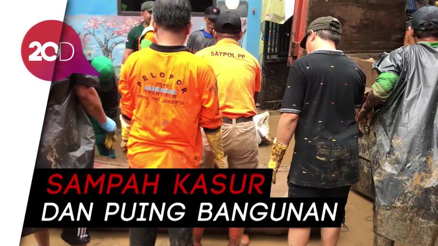 Warga Pengadegan Bersih-bersih Banjir, Sehari Hasilkan 30 Truk Sampah