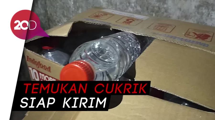 Polisi Gerebek Gudang Miras Oplosan di Surabaya