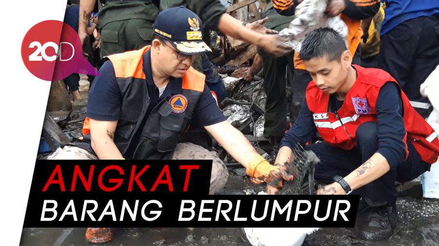Anies Ikut Bersih-bersih Sisa Banjir di Kampung Makasar