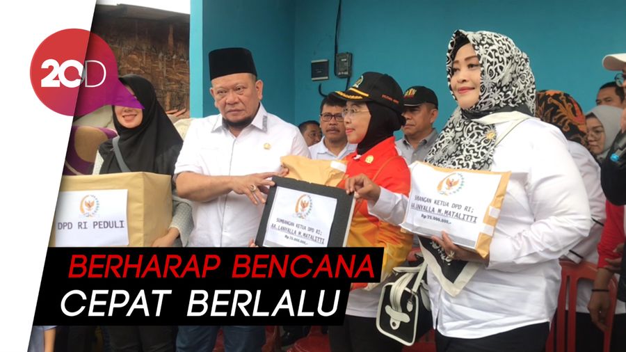 Temui Korban Banjir, La Nyalla Berikan Bantuan