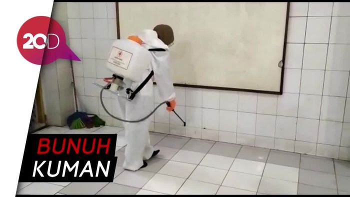 PMI Semprotkan Disinfektan di Lokasi Terdampak Banjir Petamburan