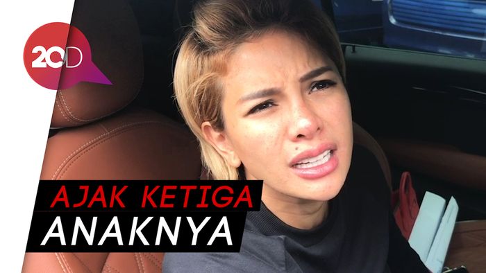 Berangkat Umrah, Nikita Mirzani Cuma Minta Berkah Sehat