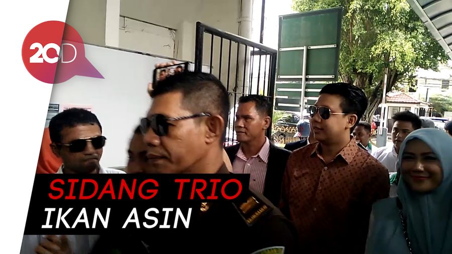 Hadiri Sidang Eksepsi, Pablo Benua Pakai Baju Batik dan Sepatu Nyentrik