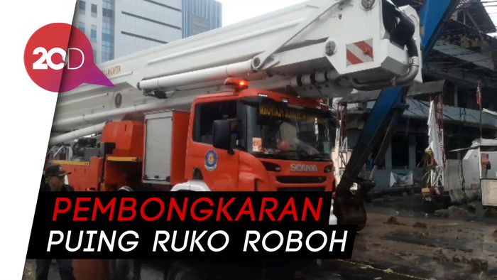 Pastikan Tak Ada Korban di Ruko Roboh, Petugas Kerahkan Bronto Skylift  