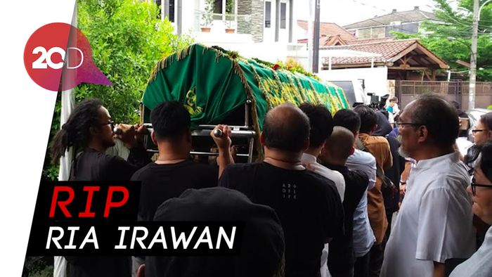 Prosesi Pemakaman Ria Irawan yang Penuh Haru