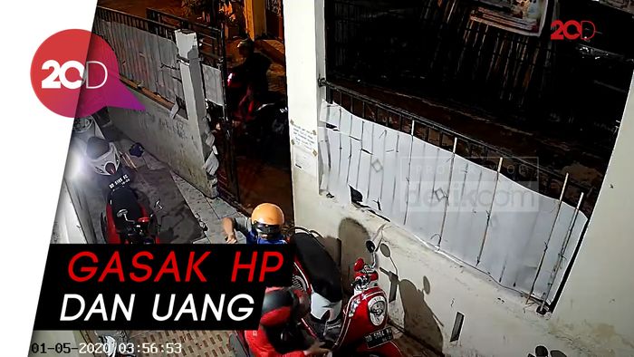 Rekaman CCTV Begal Todongkan Parang ke Anak Kos di Makassar