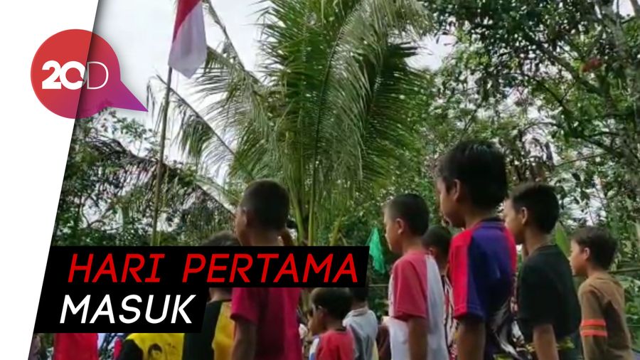 Upacara Bendera Siswa SD di Lokasi Penampungan Sementara