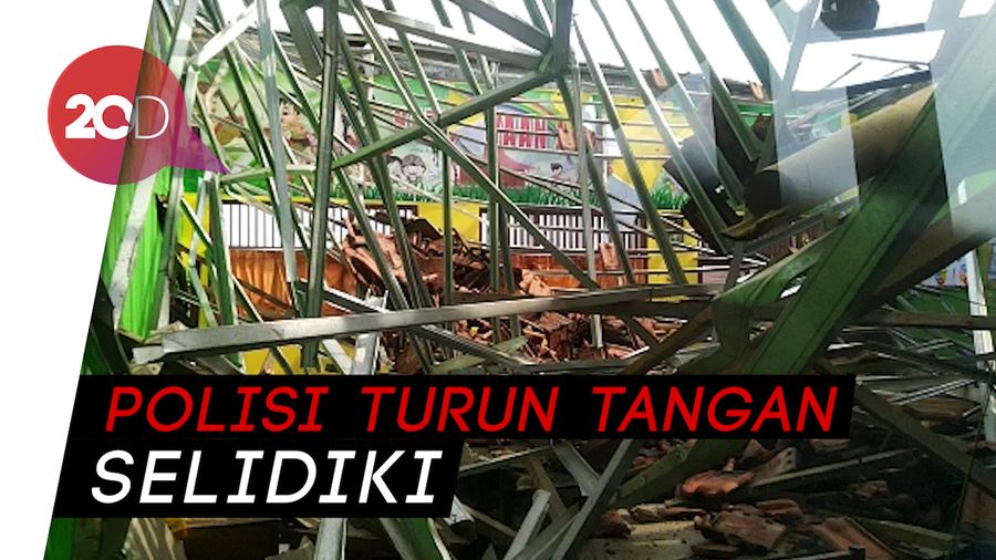 Brak! Atap 4 Kelas SDN Palebon Semarang Ambruk