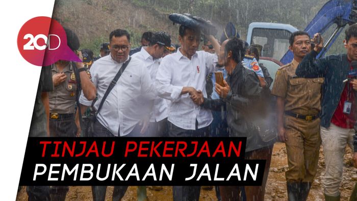 Hujan-hujanan Jokowi Kunjungi Lokasi Longsor Sukajaya