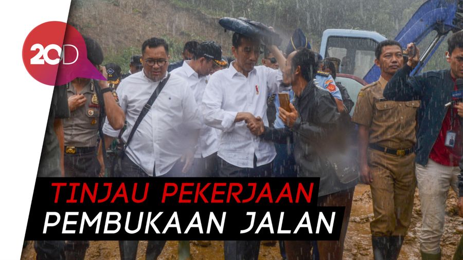 Hujan-hujanan Jokowi Kunjungi Lokasi Longsor Sukajaya