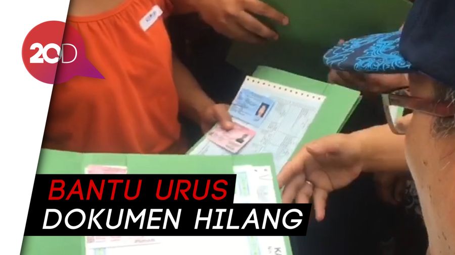 Mendagri Tito Bagikan KTP-KK saat Pantau Posko Banjir di Pengadegan