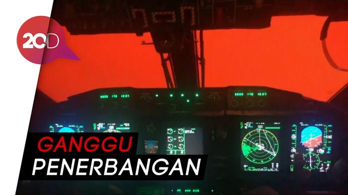 Penampakan Langit Merah Darah dari Kokpit Pesawat
